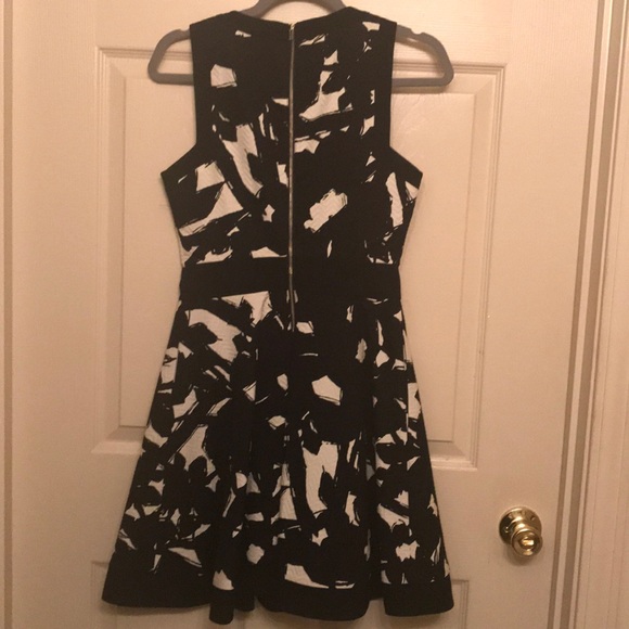 Banana Republic White and Black Pattern - Picture 3 of 8